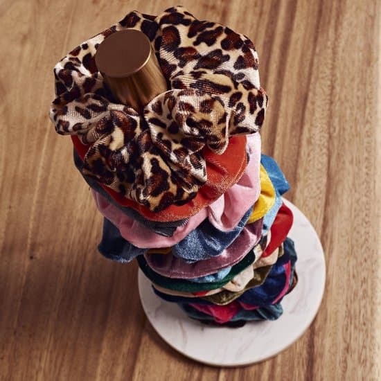 Scrunchie-hållare med vit marmorbas och kopparrör, halkfri organisatör för hårband till sovrummet, rymmer 25 scrunchies