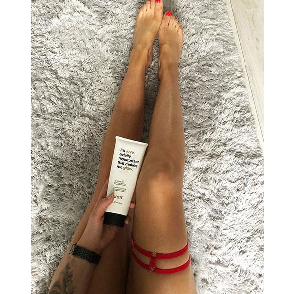 B.tan Det Er Kærlighed. En Daily Moisturizer Bronzing Balm + Glove