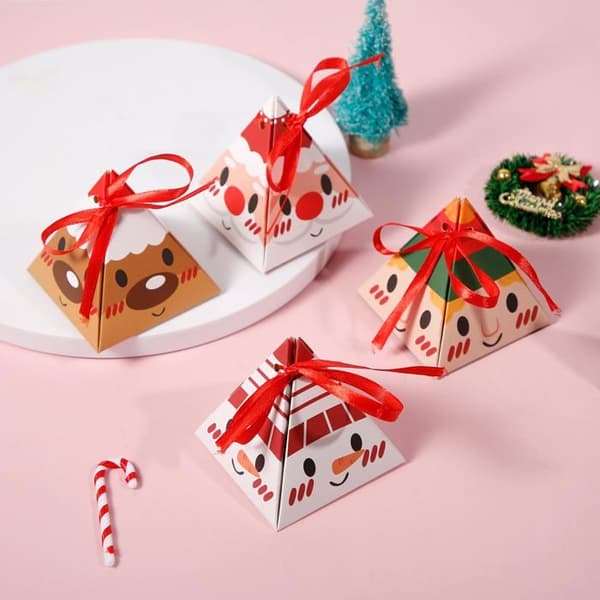 24 st julklappslådor, 8x7,3 cm förmonterad triangulär julklappsförpackning