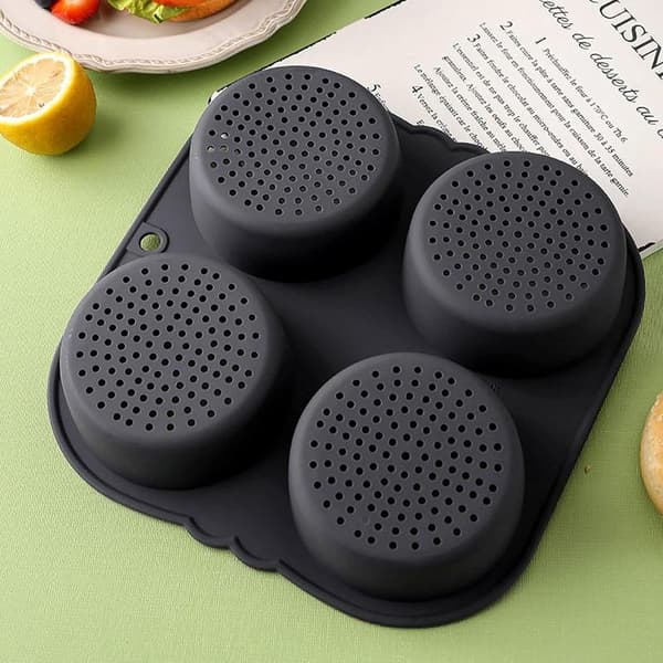 To silikoneforme til burgerboller – hver form har fire fordybninger, non-stick og fleksibel.