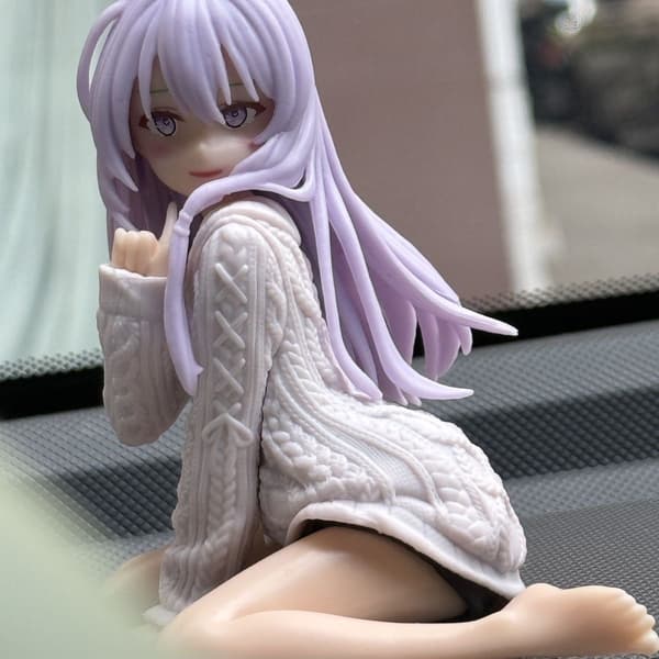 Elainas rejse Siddende Elaina i sweater Figur Anime Bishojo Skrivebordsmodel Siddende Elaina Sitting Elaina