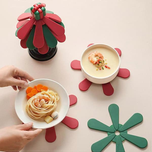 Silicone Christmas Tree Coasters with 4 Placemats, Heat-Resistant Christmas Table Decoration