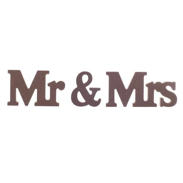 Bryllupsdekorasjon bokstav i rå trefarge, Mr. og Mrs. borddekorasjon