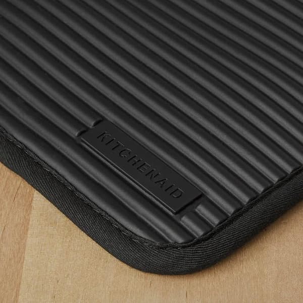 KitchenAid Ribbet Blød Silikone Grydelap 2-delt Sæt, Blue Willow, 17,78 cm x 22,86 cm sort black