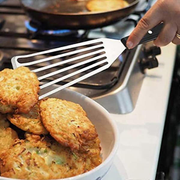 Kraftig fiskespade i rustfritt stål med ergonomisk grep og perforert snuer for grilling og steking