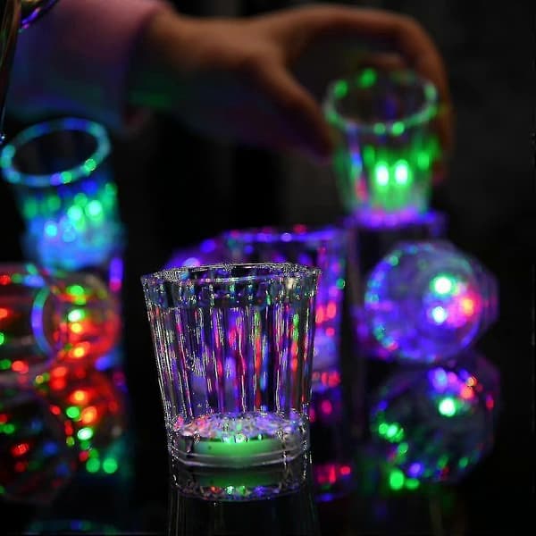 Sett med 24 LED-belyste shotglass for lysende festglede