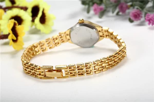 Quartz damklocka med liten guldfärgad urtavla, populär och elegant