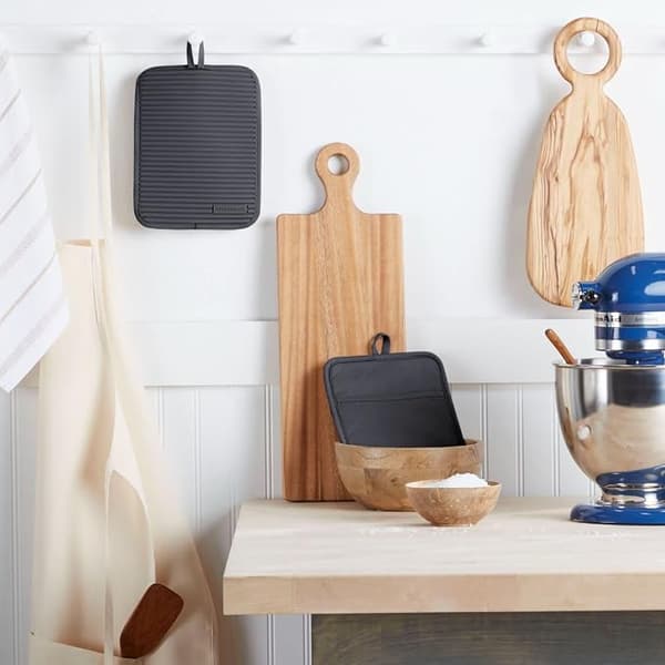 KitchenAid Ribbet Blød Silikone Grydelap 2-delt Sæt, Blue Willow, 17,78 cm x 22,86 cm grå gray