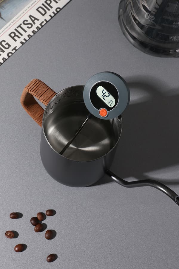Matlagingstermometer, digitalt hurtiglesende kjøtttermometer med magnet for grilling, baking, brød, kaker, røyk og væsker (19*4,8 cm)