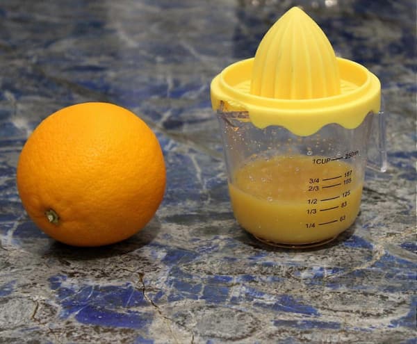 Citrus Juicer Manual Lemon Squeezer with Measuring Cup 250ml BPA Easy Grip Dual Function