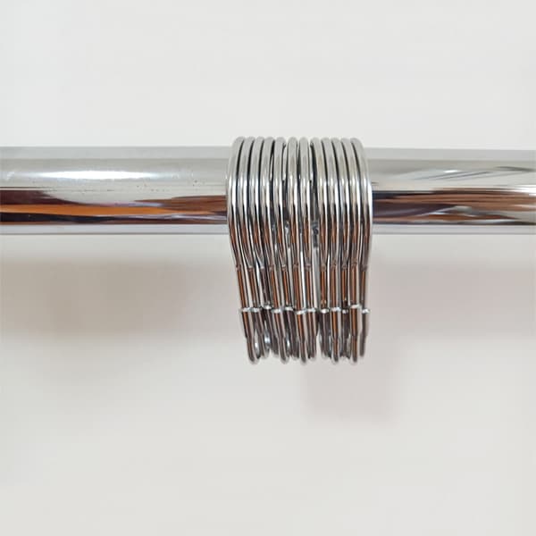 Duschdraperiringar i metall (silver), set med 12 upphängningsringar med duschdraperispänne.