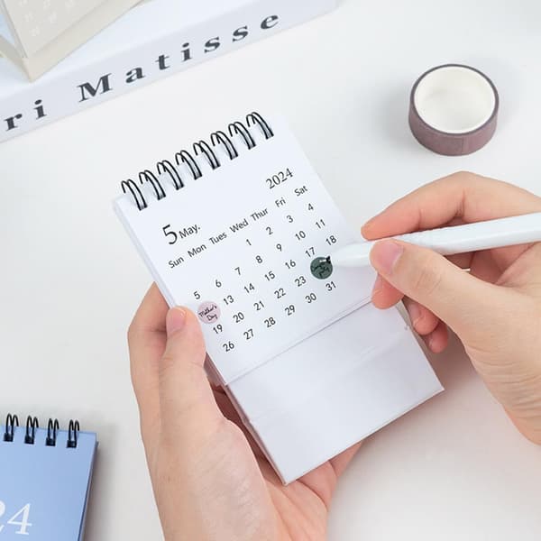Bordkalender, mini bærbar bordkalender, ensfarget, tegneseriemønster, 10,4 x 7,5 cm