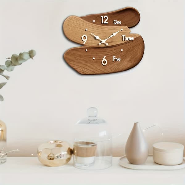 Väggklocka i trä med unik patchwork-design, som återskapar tidens konst. Den fungerar tyst utan att ticka. 1 st 1pc