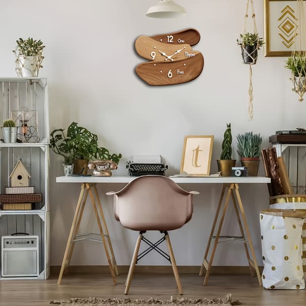 Väggklocka i trä med unik patchwork-design, som återskapar tidens konst. Den fungerar tyst utan att ticka. 1 st 1pc