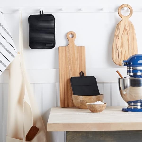 KitchenAid Ribbet Blød Silikone Grydelap 2-delt Sæt, Blue Willow, 17,78 cm x 22,86 cm sort black