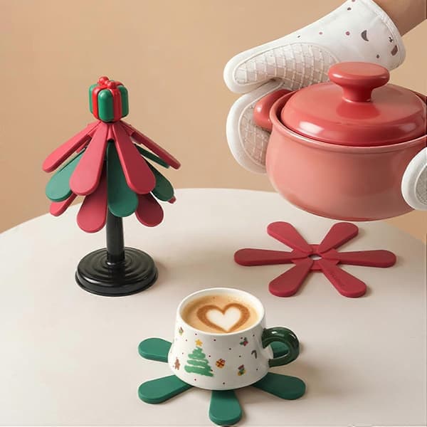Silicone Christmas Tree Coasters with 4 Placemats, Heat-Resistant Christmas Table Decoration