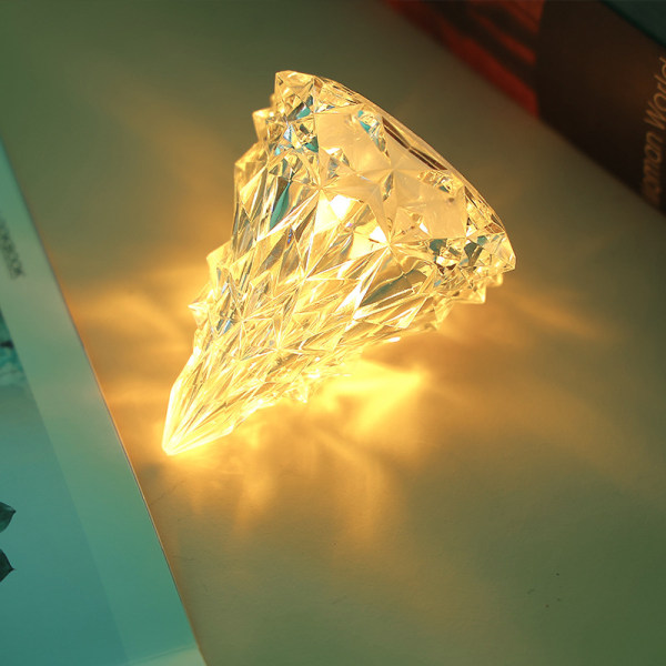 Jäävuoren muotoinen jouluinen läpinäkyvä kristallilamppu yöpöydällä Yellow