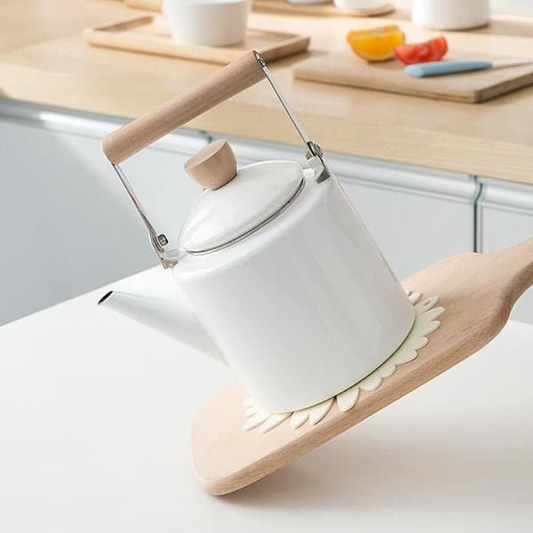 2-liters emaljeret kedel – Kompatibel med halogen-, induktions- og gaskomfurer – Elegant japansk design – Ideel til te og kaffe