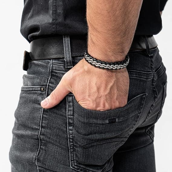 Herrearmbånd i premium læder (sort/stål), magnetisk spænde i rustfrit stål.