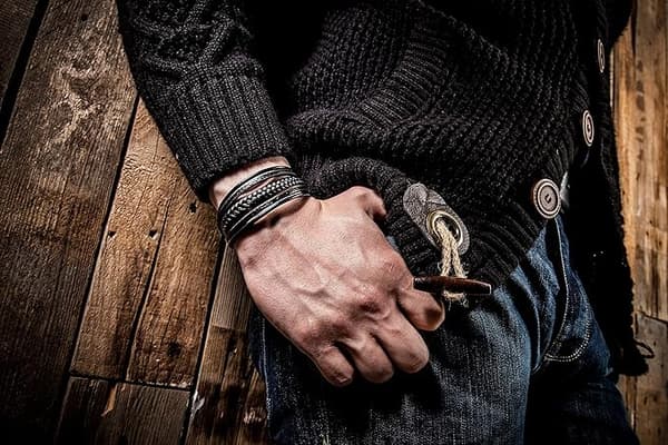 Flettet læderarmbånd til mænd (sort/brun), magnetlås, gaveæske.