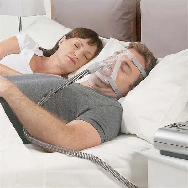 Heldekkende CPAP-maske med hodejustering, albue-/sviveljustering og putejustering.