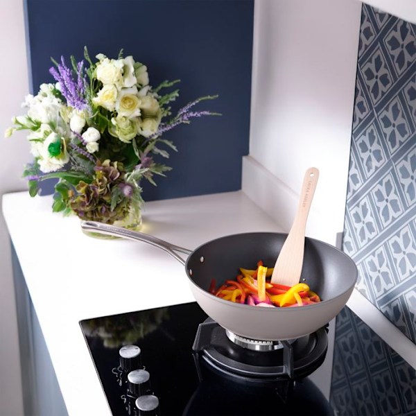 Wok med non-stick beläggning 30 cm i smidd aluminium Laura Ashley - Mörk turturduva - Induktionskompatibel av Pendeford grå
