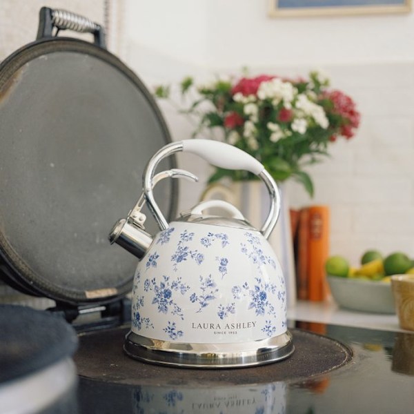 Vattenkokare med visselpipa i rostfritt stål - Laura Ashley - China Rose - Kapacitet 2,5L, handtag med snabbkylning Mång