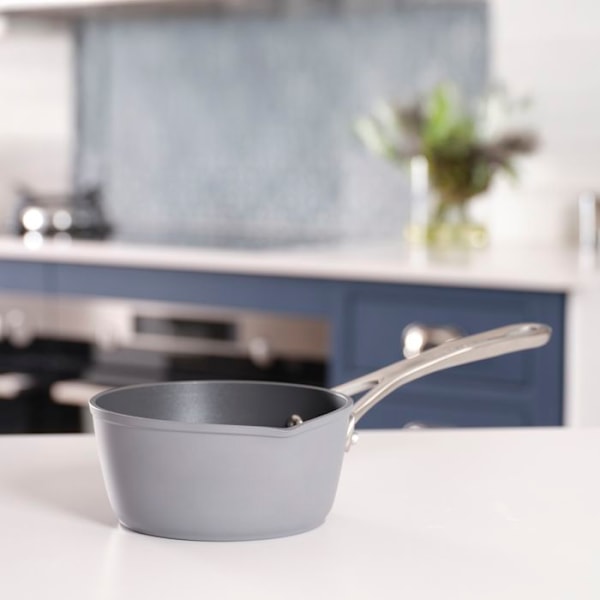 Non-stick mjölkkastrull 16 cm med hällpip Laura Ashley - Mörk turturduva - Induktionskompatibel från Pendeford grå