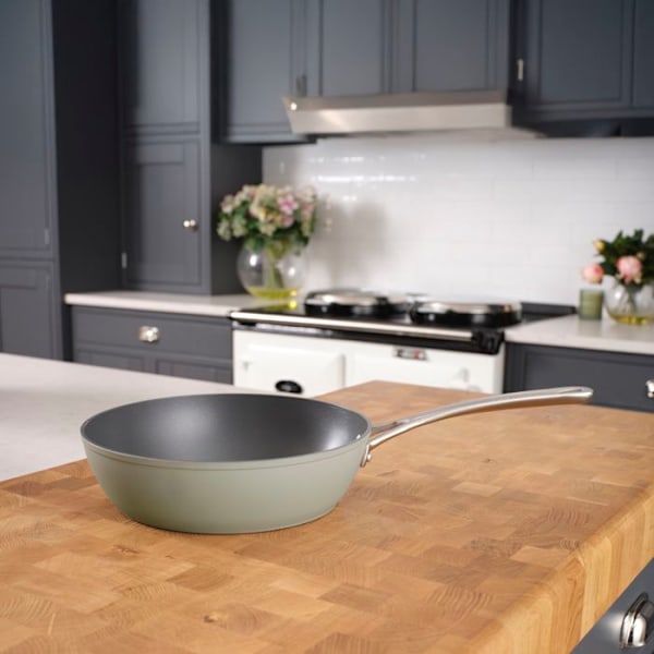 Wok non-stick 30 cm i smidd aluminium Laura Ashley - Salvia blad - Induktionskompatibel från Pendeford Grön