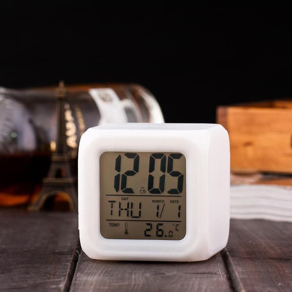 Digital Alarm Termometer Natlysende Terning 7 Farver Ur LED Skift LCD til Soveværelse Barn
