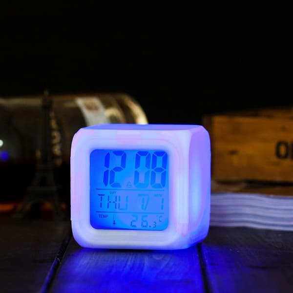 Digital Alarm Termometer Natlysende Terning 7 Farver Ur LED Skift LCD til Soveværelse Barn