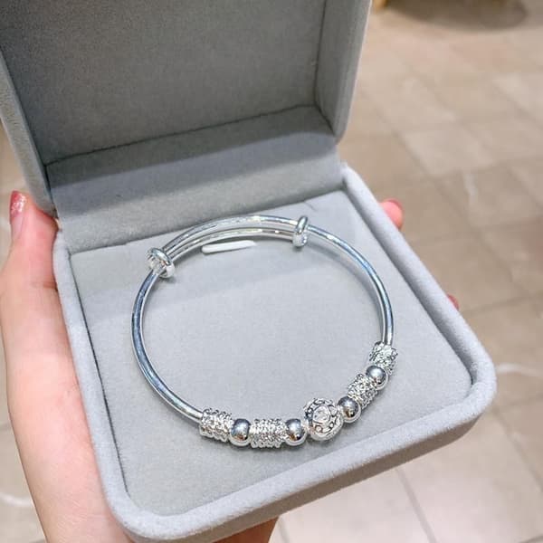 Fidget spinner armbånd til kvinder, et fidget spinner armbånd til at lindre angst.