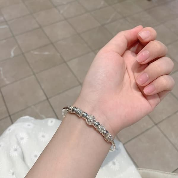 Fidget spinner-armbånd for kvinner, et fidget spinner-armbånd for å lindre angst.