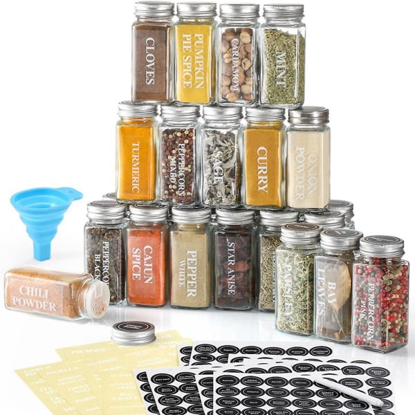 Krydderiedåser i glas med etiketter. Tomme firkantede krydderiflasker, krydderigryde - rysterlåg og lufttætte metalhætter