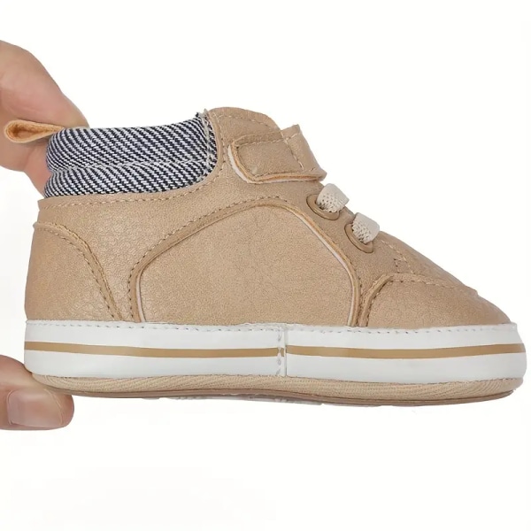 Baby drengs solide gåsko med krog-og-løkke lukning, behagelige afslappede skridsikre sneakers til babyer efterår iført White Inner length 12cm