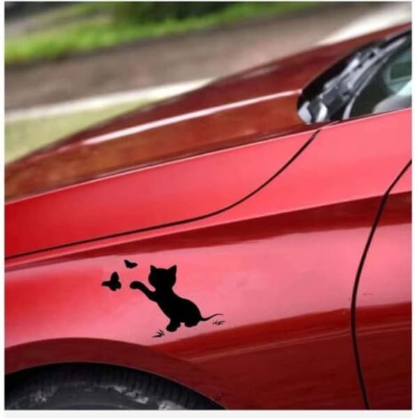 Bilmærkat - Kat og sommerfugl design - Sød - Biludsmykning - Sort