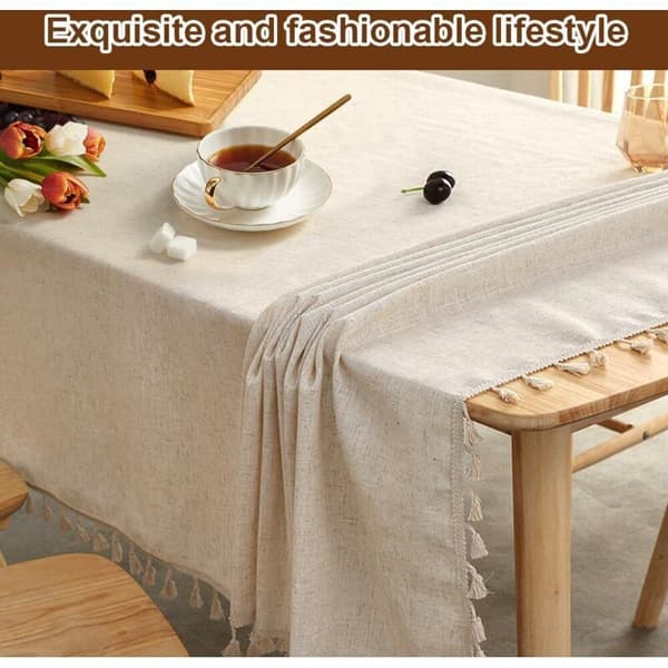 Beige flekkbestandig vaskbar duk med dusker. 140x180cm rektangulær bomullsduk. Rektangulær beige flekk