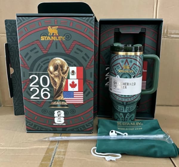 Ny Stanley 40oz stor isolert kopp med sugerør til FIFA World Cup