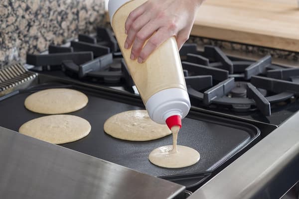 Pandekagedejmixer i plast, blander 4 kopper dej, hvid