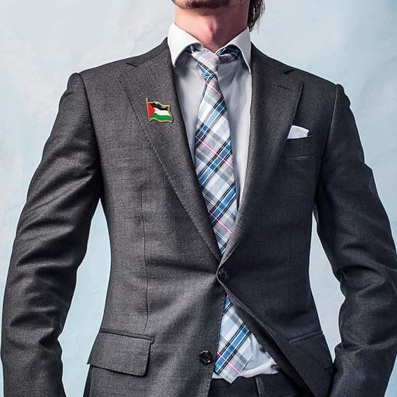 Børnebroche, PLE flagformet stilfuld legeringsbroche, velegnet til moderigtigt tøj.