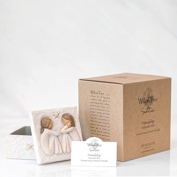 Willow Tree Box, en vennskapsgaveeske, egnet for oppbevaring av smykker og inngraveringer av gode venner.