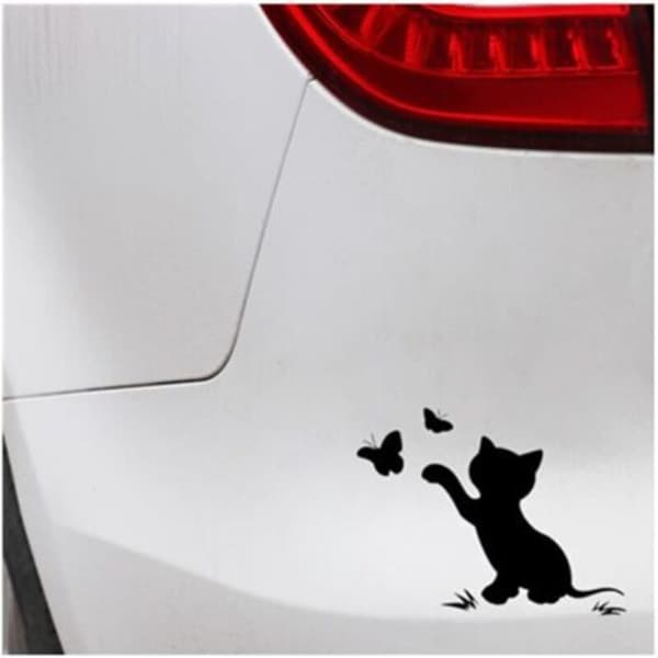 Bilmærkat - Kat og sommerfugl design - Sød - Biludsmykning - Sort