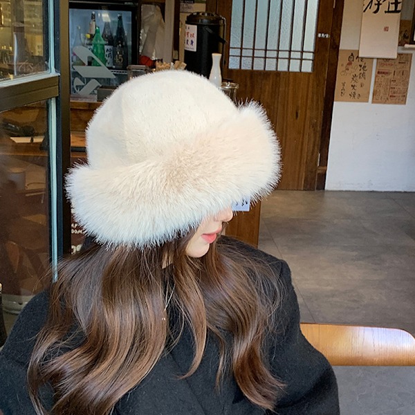 Fluffy Faux Fur Bucket Hat for Kvinner - Luksuriøs, Plysj Fiskerhatt Beige