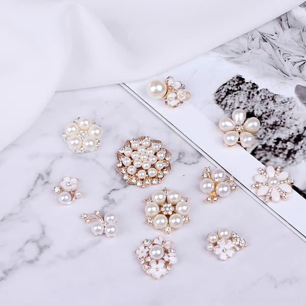 10 stk. perle-rhinestone-pyntknapper, flat bakside, dekorasjon F
