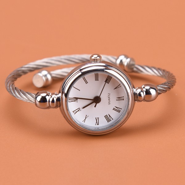 1 stk sølv armbånd klokker kvinner mote armbånd kvarts klokke s D one size