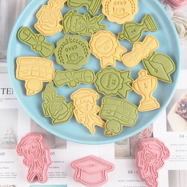 8st Grattis Graduation Cookie ter Biscuit Form Press Plast Red one size