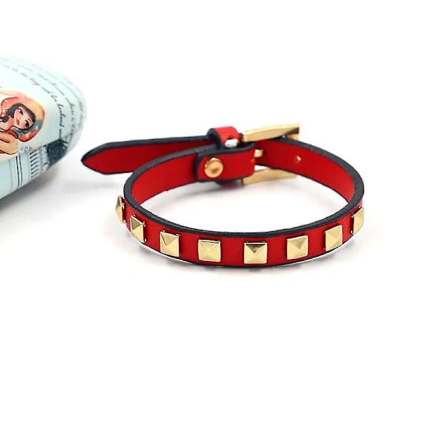 Armbånd Kvinder Mænd Kunstlæder Wrap Stud/nitter Mode Farve Charm Armbånd Guld Firkantede Nitter Punk Stil Armring (FMY) Red CHINA