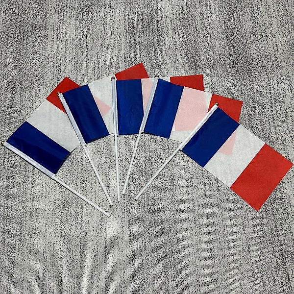 Frankrigs flag 14x21cm 100 stk. Det franske flag håndviftende flag med plastikflagstænger Aktivitets parade Sport Hjem Dekoration (FMY) camouflage 50pcs