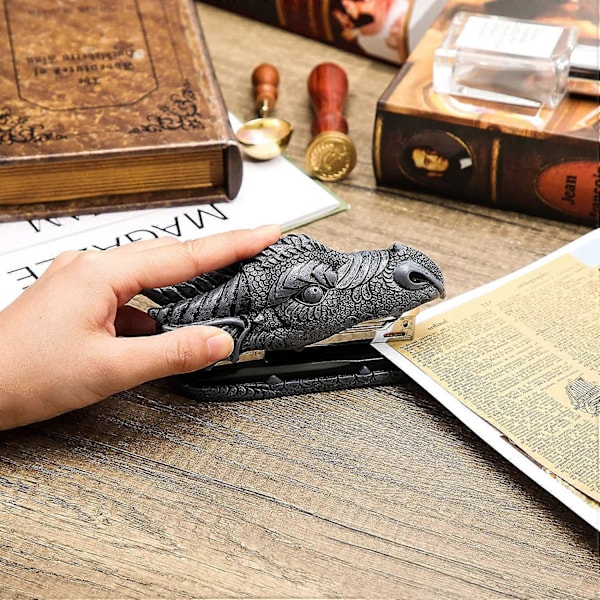 Dragon Heftemaskin Dragehode Heftemaskin Barn Nyhet Heftemaskin Morsom Utskjæring Resin Kran Heftemaskin For Kontorpult Skrivesaker Skrivebordstilbehør Hjem (FMY)