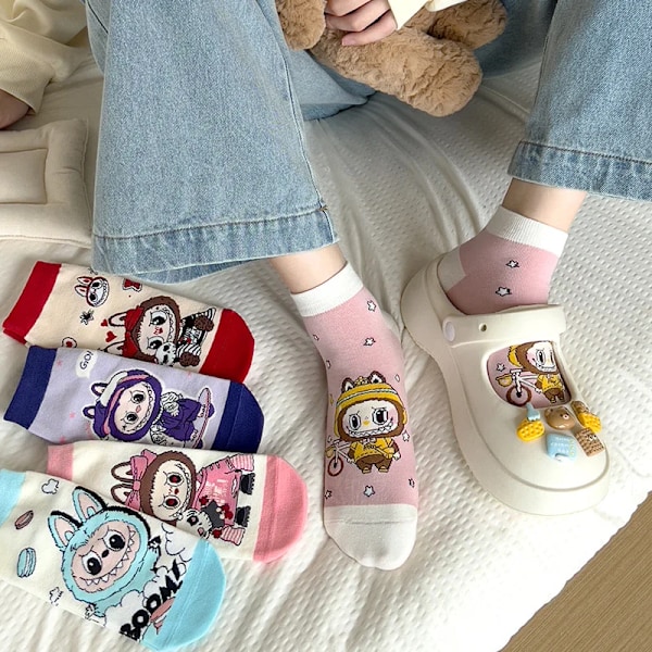 Labubu Uudet Lyhyet Sukat Pojille Tytöille Sarjakuva Söpöt Sukat Muoti Naisten Sukka Syksy Talvi Harajuku Kawaii Sukat Lasten Lahjat (FMY) 5